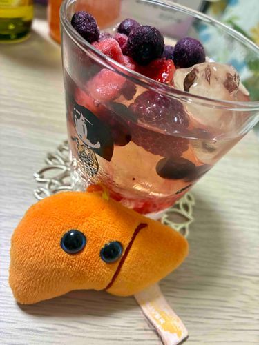 お茶のカクテルにベリーを入れて美味しくしてみたよ〜❣️甘くて良いアクセント❣️🙆‍♀️