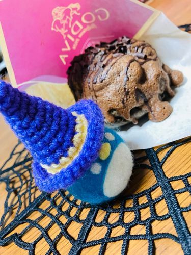 ゴディバと引き換えに魔女帽を被ってもらいました。