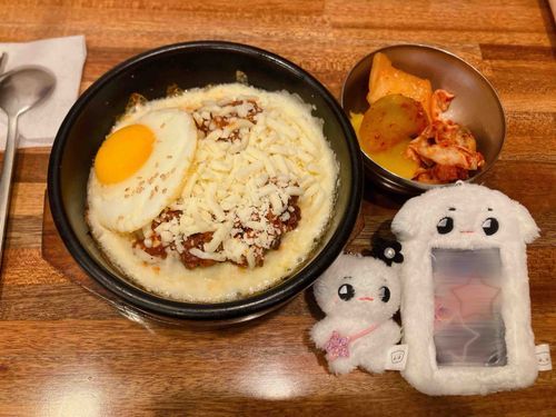 昨日と同じご飯屋さんにまた行った⁎◕  ̫ ◕
韓国の雑貨屋さん可愛いぬいがたくさんだったよ
衣装を買ったよ
お店の中でょにゃ出せなかったけど
たくさんのぬいがいてょにゃもバッグの中でジタバタしていた(⁺◕  ̫ ◕ )