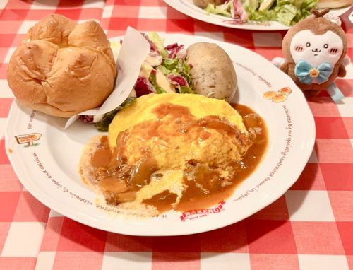 やっぱりラケルパン美味しい🧡バターがしみしみなんだ〜☺️
ビーフソースオムライスも最高だった〜✨