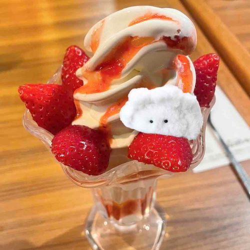 いちごパフェ ぎょざのせ
