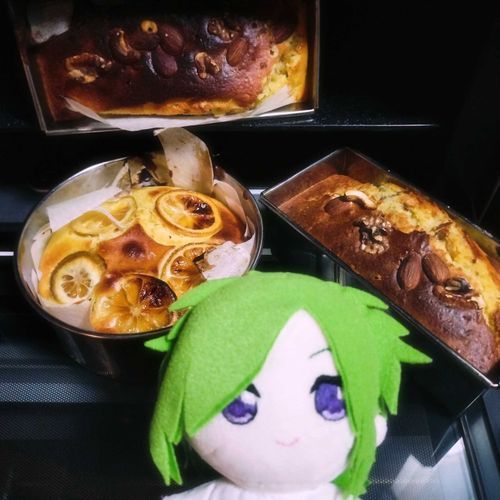 ぬしちゃんミスって、パウンドケーキ生地を4本分作っちゃったよ！
しかも焦がしたよ〜(´ ・ω・｀)
