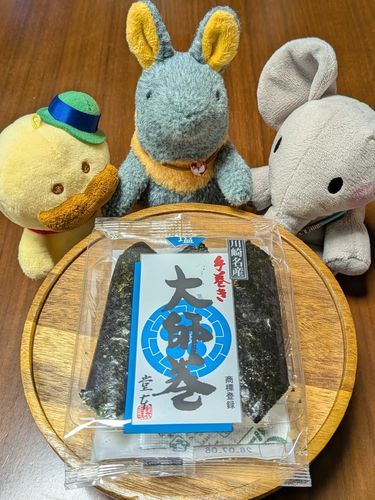 今日のおやつは昨日イベントでいただいた大師巻なのだ！3本あるから3人で食べるのだ！