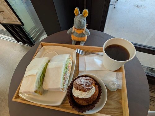 お昼に食べたホットサンドとシュークリームなのだ