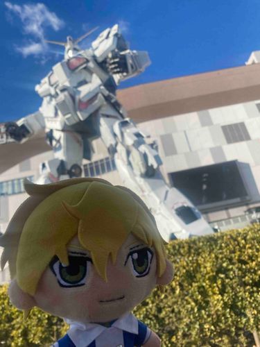 ガン…ダム…ん？私の知っているガンダムではないな…！！