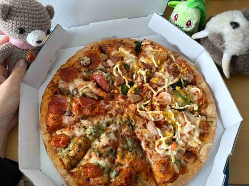 コンサート終わりのピザ🍕
めちゃくちゃボリューミー！一回で食べきれない！😳
シーフードとテリヤキチキンがコビングマのお気に入り🐻🥰