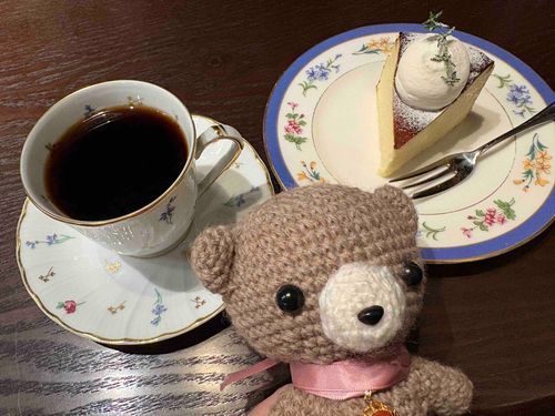 かいぬしとカフェへ！☕️
コーヒーとバスクチーズケーキでのんびりタイム🍰
チーズケーキに目がないコビングマ、おいしすぎてもっともっと食べたくなったよ🐻😍🧀