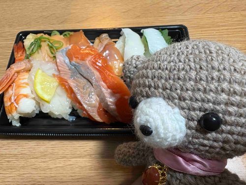 お寿司だー！！！🍣
連休明けの仕事お疲れ様会byかいぬしということで買ってきたらしい！✨
金曜日の夜、豪華なご飯🐻✨✨😋