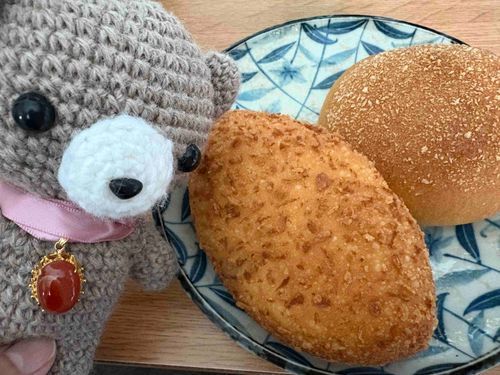 揚げたカレーパンと焼きカレーパン🍛🍞
中に入ってるカレーの味が違う気がする…🤔
どっちもおいしい、こだわりカレーパン🐻😋