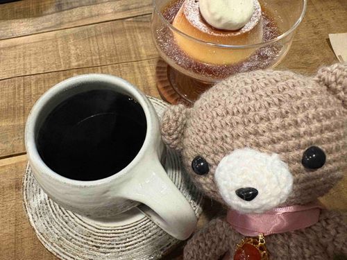 おいし〜いプリンとコーヒー🍮
プリンはかため、ほろにがカラメルの最高のハーモニー🎵
コーヒーはコクがあって苦味が強い、プリンとの相性抜群🐻😘