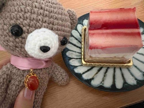 桜のムース🌸
とっても春っぽい、ベリーな感じのムースケーキ🍰
甘酸っぱさがくせになるよ！🐻👍✨