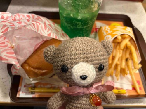 ロッテリアの月見バーガー🌕🍔
トリュフの方にしたよ！デミグラスソースとトリュフのいい匂いが最高😆
リッチな気分のコビングマ🐻🥂