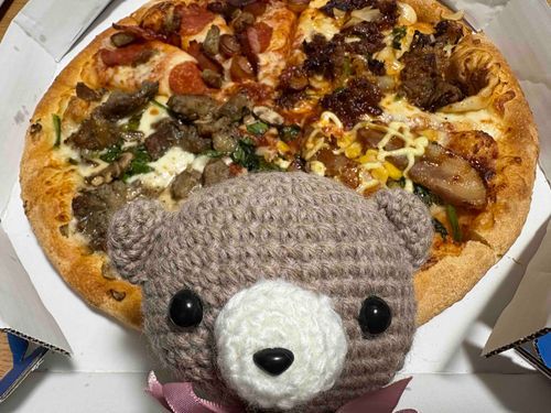 ピザ！🍕
最近かいぬしが全然出かけられてなくて写真が…とても少ない…🥲
コビングマを連れ出せなくて、悲しげなかいぬしとピザパーティ！🎉🎈
おうちごはんもいいよね！満足なコビングマ🐻☺️✨