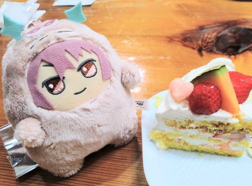 小豆さんへお祝い事のお裾分けです。

けーき、食べたぞ
あまあまだ！


