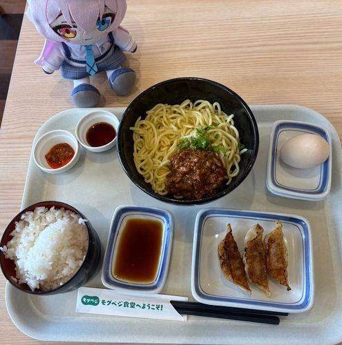 うへへ〜リンガーハットのまぜ麺と餃子だぁ〜♪