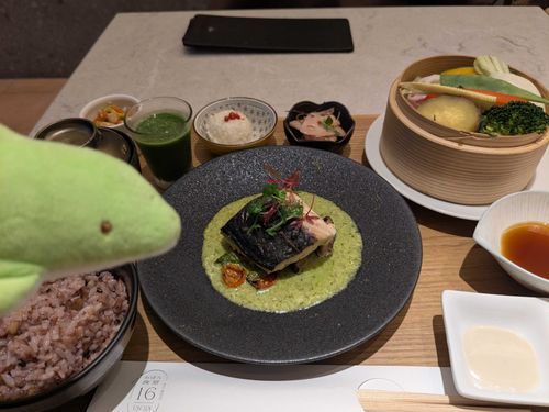 「おぼん食堂の期間限定メニューだって。バジルの香りがいいね🎶」