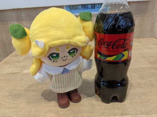 「コープのカフェコーナーで待ち合わせ。コーラにハマってるけど、ゼロシュガーで我慢💦」