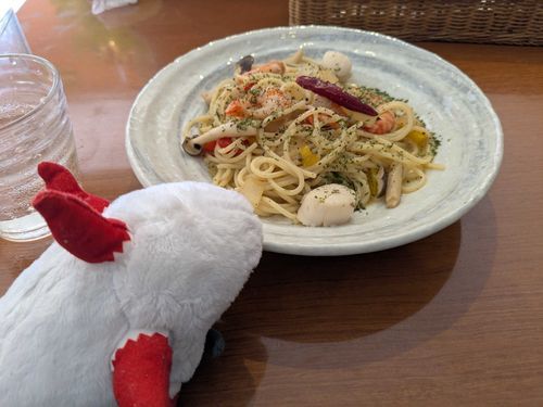 海老と帆立のバジリコペペロンチーノだって！
香り良くておいしい〜🎶