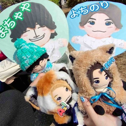 これももちぬしさんのお友達のまさやくんとちねんくんのおかあさんがつくってきてくれたんよ〜
おれらのうちわ、うれしかったからつぎはよしだけやなくておれのもつくって、ってもちぬしさんにおねがいしてみるつもり
のり