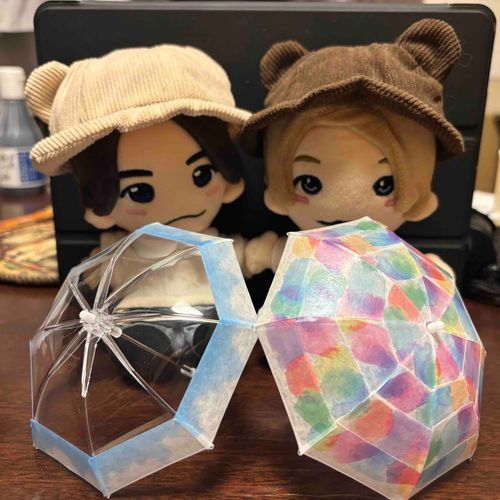 みてみて!もちぬしさんがマスキングテープ?つかってかさかわいくしてくれたよ。
もくもくさんとカラフルさん!カラフルな方な、みんなのメンカラ入ってるんやって!
おれらどっちがにあうかなぁ?
よし