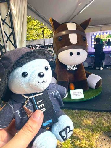 🐻‍❄️「でっっっっっっっっっかい…！」

＿＿＿＿＿
まさかJRAまで協賛に来てるとは梅雨知らず…