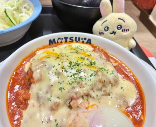 暑いからうまトマで塩分補給を…🐰💦🍅🧀