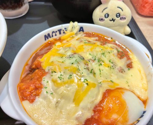 松屋で「基本の200g」って書いてあるうまトマを選んだらハンバーグ2個だったよ🐰🍅🧀