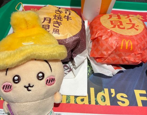 食べ比べ！炙り牛すき月見めちゃくちゃ美味しい✨パンがふわふわでほんのりバターの香りがする🍔🐰