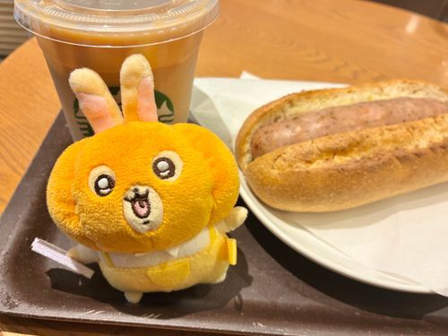 1時間早く起きてスタバで時間を潰したんだ〜🐰☕️🌭☔️
