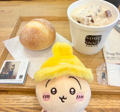 牛乳を注ぐ女のスープ美味しかった🥣🐰🥛