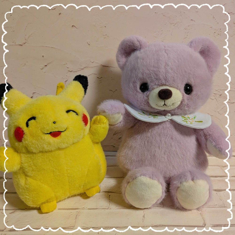 おはこんハロチャオ〜✨️ バンちゃんだよ〜!
ぼくんちはねぇ、ポケモン以外にもたくさん仲間が居るんだ〜
この子は新入りの「こぐまドロップ」だよ!
来たばかりだから、まだ呼び名は決まってないの…
ぼくもお揃いのおめかし、したいな〜