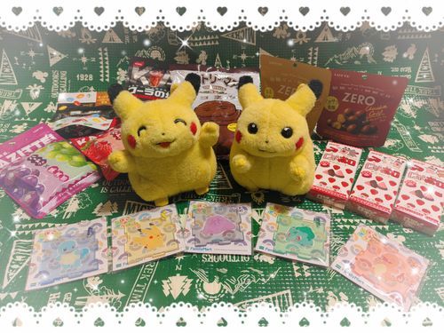 ボンジュール！
バンちゃん＆ピャーチカだよ〜！
トレーナーがキーホルダー貰うために、お菓子たくさん買ってきたんだ〜✨️
このピカチュウ、ぼくに似てるね〜！