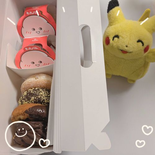 やった〜！
ぼくもやっと話題のスイーツ食べられるよ〜！！
いちご味は売り切れちゃったから、きなことみたらしと、あとはトレーナーと家族の好きなドーナツ🍩ついでに買ったんだって！