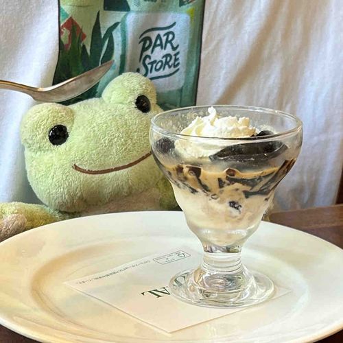 そろ〜り　そろ〜り　パフェくださいな〜〜