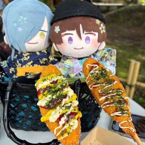 笹かまドッグを食べたよ。
好きなだけ何でもしていいって言われて主が楽しそうだったよ。
ソースのことだよ。