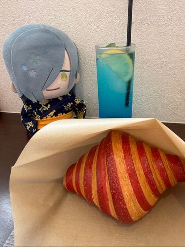 カラフルなクロワッサンを食べたよ🥐🌈