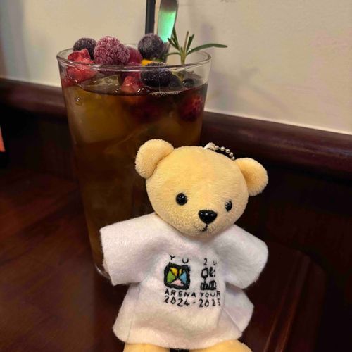 ぱぶに きました。チャイも もちぬしも おさけのめません。これが ばちがい ってやつですね。