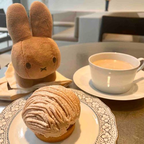 おしゃれなお店でちょっと緊張のおももち。