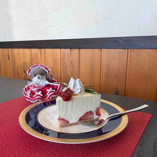 みなさま ごきげんよ いかが おすごし？
おじょうさま わっちよ
せんじつ あたらしい どれすをきて いちごの れあちーずけきを いただきましたわ
いちごの さんみと けーきの あまみが ぜつみょうで とっても びみで ございました💖