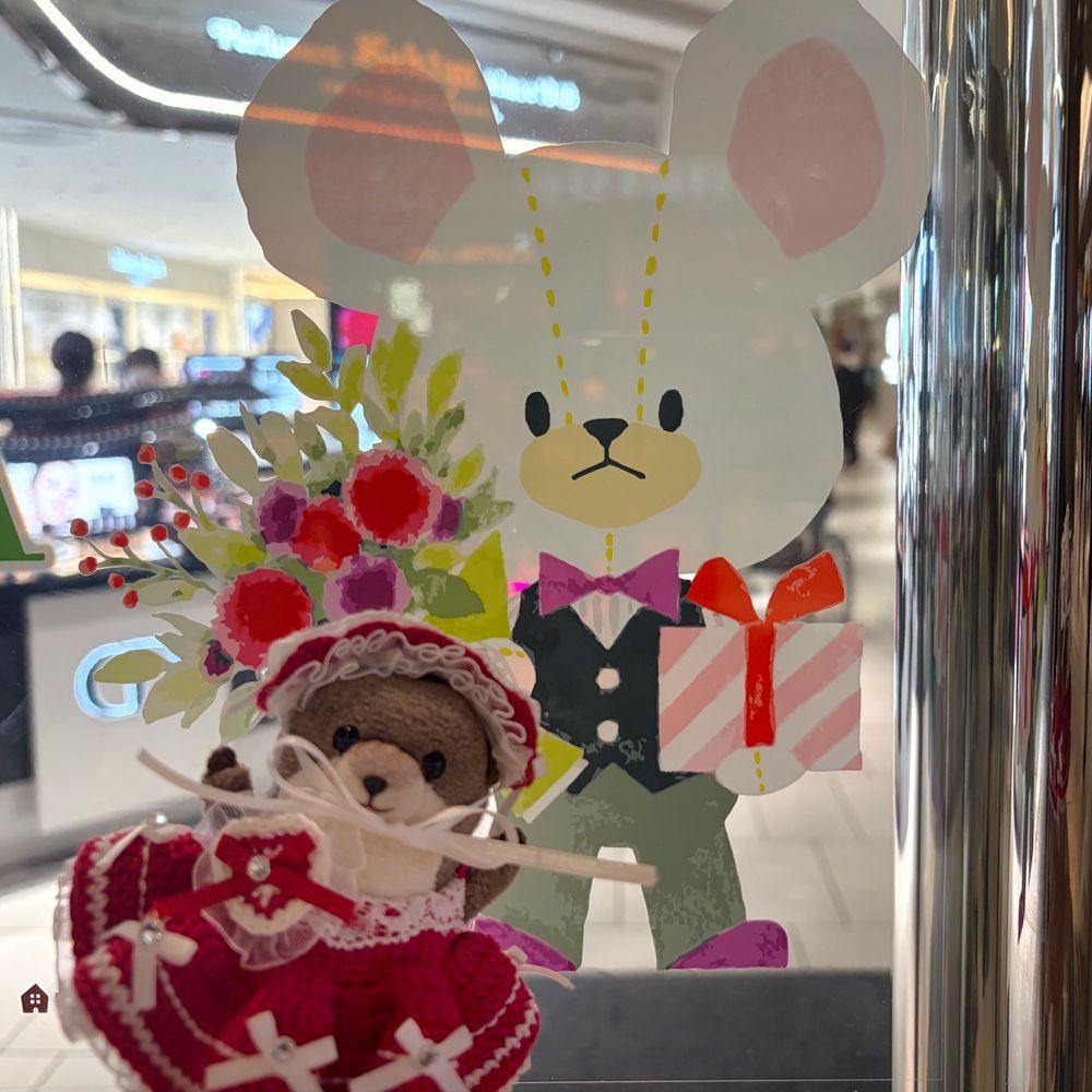 あめで なえなえだから きぶんあげるために すたばの いちごのんだよ！
さっぱりして びみだよ！
あと ぴーしゃんの そっくりさんと おしゃしん とってもらったよ！
