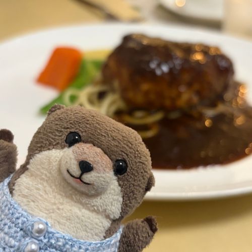 あめで じめじめだけど はんばぐ たべた！
ちがうよ ちかくのが わっちで とおくのが はんばぐ だよ
わっちは はんばぐじゃ ないよ