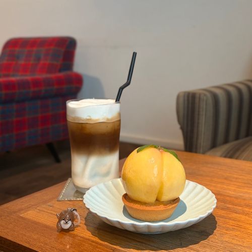 きょは おきにの かふぇで ももの たると たべたよ！
まるごと ももが どーんて！
なかの たねがなくなって くりーむが はいってた！
なつ あちちだけど ももとか おいしから いーよね