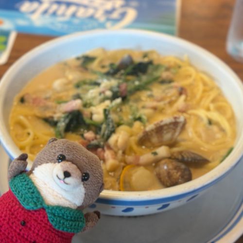 わっちの すきな ぱすたを みせたげるよ！
じょりーぱすたて おみせの ほたてと あさりの ぱすたよ！
しるに かいの おだしが でてて すっごく おいしよ！
にまいめの おしゃしんは しるに とびこみたい わっちだよ！
この しるが おふろ だったらなあ