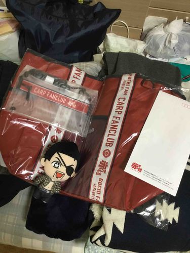 ごろう
ヒッヒヒー‼️ワイちゃんの親父はんに、バースデー野球⚾️グッズ届いたでぇ〜来月は、ワシらも野球観戦デビューや~