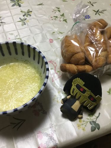 ジャギっち
なんだよこれ、、、超かたえクロワッサン🥐に、おかずがないからって、チーズ🧀とかして、あの🫕にしやがって。熱すぎて👅火傷したぜ