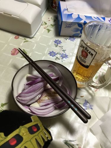 ジャギっち
おい‼️天の声‼️確かに、酒（ウィスキーのコーラ割り）はいいけど、ツマミは、玉ねぎ🧅かよ‼️確かに、ポン酢かけたら美味いけど、肉も食いてえよー