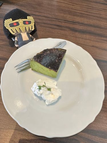 ジャギっち
なんだこれ！？バスクチーズケーキ（抹茶🍵👅）っ‼️レイワっていう社会には変わった食べ物もあるんだなあ