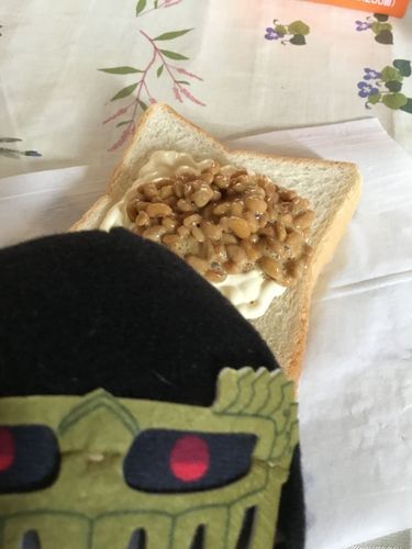 ジャギっち
おい、そこの納豆トースト🍞オレの名はジャギっち様だ‼️ってか、夜なのに、朝メシの投稿ってアリなのか⁉️しかも、🍚炊いていなかったからって、食パン🍞で納豆って。マヨネーズで誤魔化すなーー‼️

天の声🌝
ちなみに、この後、ジャギっちは、納豆とマヨのコラボに感激して瞬間で食べました。