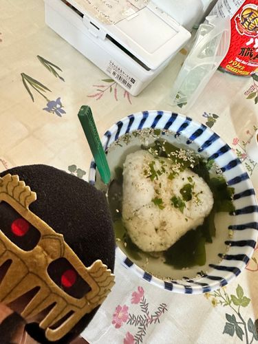 ジャギっち
おおお‼️この前の朝メシのやつだ。この日は、おむすび🍙にした冷やご飯に、しじみとワカメのスープ🥣かけてお茶漬け風だ。意外と、ススッとイケるぜ