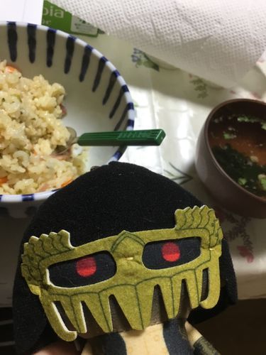 ジャギっち
ちなみに、チャーハンを盛り付けたヤツがこれだ‼️スープ付きでイケるぜ